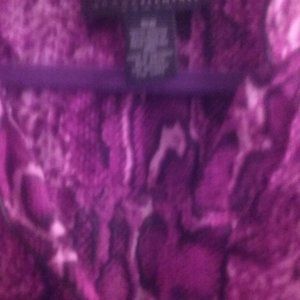 16W top shirt . Snakeskin pattern. Blusa Vino.